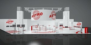 CAD-Visualisierung: Frontale Gesamtansicht eines Messestands für die Firma ASTRO, gehalten in Weiß und Grau mit roten Akzenten. Über dem Stand hängt eine bogenförmige Traverse mit Scheinwerfern; an der geschwungenen Rückwand sowie an den hohen weißen Pfeilern prangt mehrfach das rote ASTRO-Logo mit konzentrischen Kreisen, an den Pfeilern zusätzlich vertikal der Schriftzug „Going future today.". Im Zentrum stehen würfelförmige Theken mit der Aufschrift NEWS, weiße Barhocker und runde Stehtische, umgeben von roten konzentrischen Kreisen auf dem stark spiegelnden dunklen Boden. Links Monitore auf Ständern, rechts ein Empfangs- und Barbereich. CAD-Visualisierung erstellt von Torsten Kraus.