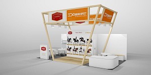 CAD-Visualisierung: Perspektivische Ansicht eines Messestands für die Firma Albion und Doebert in Weiß, Holz und Orange. Ein markanter Rahmen aus hellem Holz in Form eines schrägen Vierecks überspannt den Stand und trägt orangefarbene Blenden mit dem Schriftzug „DÖBERT – für sie und ihr pferd" sowie das rote Wappen-Logo von ALBION. Kleine Spots an der Holzkonstruktion beleuchten den Innenraum. Die Rückwand zeigt unter der Überschrift Team Albion mehrere Fotos von Dressurreiterinnen und Reitern auf Pferden. Auf dem Holzboden stehen weiße Tische mit Stühlen, links eine Theke mit ALBION-Logo, rechts eine geschwungene weiße Theke. CAD-Visualisierung erstellt von Torsten Kraus.