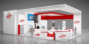 CAD-Visualisierung: Perspektivische Ansicht eines offenen Messestands für die Firma ASTRO in Weiß mit roten Akzenten. Auf der umlaufenden Blende steht der Schriftzug „Going future today.", die Decke ist mit zahlreichen Einbauspots bestückt, die den Stand hell ausleuchten. An den Wänden das rote ASTRO-Logo sowie ein großer Bildschirm mit dem Text Innovation – Made in Germany. Mehrere Stelen zeigen Produktinformationen; in der Mitte eine Sitzgruppe mit weißen Stühlen auf rotem Teppich, rechts ein Empfangstresen mit ASTRO-Logo. Zwei graue Personenfiguren dienen als Größenvergleich. CAD-Visualisierung erstellt von Torsten Kraus.