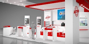 CAD-Visualisierung: Blick in den Innenbereich eines Messestands für die Firma ASTRO in Weiß mit roten Akzenten und einem roten Deckenrahmen. Von der Decke leuchten viele Einbauspots. Mehrere weiße Pulte tragen vertikal den Schriftzug ONLINEKATALOG und sind mit Touch-Bildschirmen bestückt. Dahinter Info-Stelen mit den Jahreszahlen 1947 und 1975 zur Firmengeschichte, an der Wand ein großer Bildschirm mit dem Text Innovation – Made in Germany und das rote ASTRO-Logo. Rechts eine Sitzecke mit weißen Stühlen. Eine graue Personenfigur steht als Maßstab im Bild. CAD-Visualisierung erstellt von Torsten Kraus.