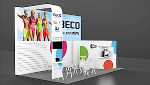 CAD-Visualisierung: Perspektivische Ansicht eines Messestands für die Firma Beco auf der Messe Aquanale 2023, überwiegend in Weiß mit bunten Akzenten in Pink, Hellblau, Grün und Rot. Ein geschwungenes weißes Dachelement überspannt den Eingang. Die große Rückwand zeigt ein Foto von vier jungen Menschen in Badekleidung vor blauem Himmel, daneben das schwarze BECO-Logo und der Schriftzug „#WELOVEAQUASPORTS". Auf einem Pfeiler sind Partnerlogos wie BECO Partner, entervo access, DCE Tasko und akademie angeordnet. An der rechten Wand bunte Kreisgrafiken, das BECO-Sealife-Logo und eine Kaffeemaschine. Davor weiße Stühle, Barhocker und Stehtische, links eine Slatwall mit Monitor und Tablet. CAD-Visualisierung erstellt von Torsten Kraus.