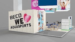 CAD-Visualisierung: Perspektivische Ansicht eines Messestands für die Firma Beco auf der Messe Fibo 2019 in Weiß mit blauen und pinkfarbenen Akzenten. Die Seitenwand in weißer Holzoptik trägt den handgemalten Schriftzug BECO WE AQUASPORTS mit einem großen pinkfarbenen Herz anstelle des Wortes love. Daneben Fotos von Menschen bei Aqua-Fitness im Schwimmbad. Von der Decke hängen Werbekörper mit dem pinkfarbenen BECO-Sealife-Logo und Bildmotiven. Rechts stehen blaue Regiestühle mit BECO-Aufdruck an einem schwarzen Tisch sowie weiße Regale mit grünen und blauen Kanten. CAD-Visualisierung erstellt von Torsten Kraus.