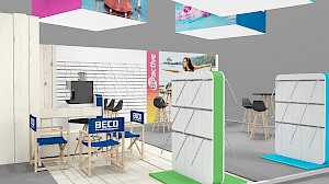 CAD-Visualisierung: Blick in den Innenbereich eines Messestands für die Firma Beco auf der Messe Fibo 2019 in Weiß mit Holzoptik und bunten Akzenten. An der Wand eine Slatwall mit Kaffeemaschine sowie eine farbige Verlaufsfläche mit dem Schriftzug BEactive und dem Foto einer Frau in Yoga-Pose am Strand. Davor blaue Regiestühle mit dem Aufdruck BECO – the world of aquasports an einem schwarzen Tisch. Im Raum stehen weiße Warenträger mit grünen und blauen Standflächen. CAD-Visualisierung erstellt von Torsten Kraus.