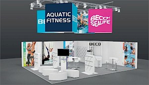 CAD-Visualisierung: Perspektivische Ansicht eines Messestands für die Firma Beco auf der Messe Interbad 2018 in Weiß mit blauen und türkisfarbenen Akzenten. Über dem Stand hängt eine Traverse mit zahlreichen Scheinwerfern, die den Stand hell ausleuchten. Zwei große Leuchtkästen zeigen den dunkelblauen Schriftzug Aquatic Fitness mit Schwimmbadfotos sowie ein türkisfarbenes Feld mit BECO-Logo. Die Rückwand in weißer Holzoptik trägt den handgemalten Schriftzug BECO WE AQUASPORTS mit pinkfarbenem Herz sowie Fotos von Aqua-Fitness. Davor blaue Regiestühle, weiße Warenträger und eine farbige Fläche mit dem Schriftzug BEactive. CAD-Visualisierung erstellt von Torsten Kraus.