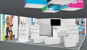 CAD-Visualisierung: Frontalansicht eines Messestands für die Firma Beco auf der Messe Interbad 2018 in Weiß mit blauen, türkisfarbenen und pinkfarbenen Akzenten. Über dem Stand hängen mehrere beleuchtete Würfel mit den Schriftzügen Aquatic Fitness, BECO und dem pinkfarbenen BECO-Sealife-Logo sowie einem Schwimmerfoto, darüber eine Traverse mit Scheinwerfern. Die Rückwand zeigt Fotos von Aqua-Fitness und die Schriftzüge BEactive, Aquatic Fitness und No Limits. In der Mitte ein Pult mit dem Logo BECO aqua college und ein Monitor, dazu weiße Warenträger, geschwungene weiße Sitzbänke und Barhocker. CAD-Visualisierung erstellt von Torsten Kraus.