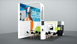 CAD-Visualisierung: Perspektivische Ansicht eines Messestands für die Firma Beco auf der Messe Interbad 2024 in Weiß mit blauen, orangefarbenen und grünen Akzenten. Ein geschwungenes weißes Dachelement überspannt den Stand. Die Rückwand zeigt ein großes Foto eines Schwimmers mit Badekappe und Brille am Beckenrand, dazu das BECO-Logo und der Schriftzug „#WELOVEAQUASPORTS". An der Seitenblende steht vertikal United in Aquasports. Rechts ein Bereich mit der grünen Aufschrift Shop in a Box, einer Kaffeemaschine und einem dunklen Warenautomaten mit BECO-Logo. Davor eine weiße Slatwall, schwarze Stühle mit Holzbeinen und Stehtische. CAD-Visualisierung erstellt von Torsten Kraus.