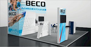 CAD-Visualisierung: Blick in den Innenbereich eines Messestands für die Firma Beco auf der Messe Ispo 2020 in Weiß und Blau. Die Wände zeigen großflächige Fotos von Menschen bei Aqua-Fitness im Schwimmbad sowie die Schriftzüge BECO und „#WE LOVE AQUASPORTS". In der Mitte eine schräg angeordnete weiße Slatwall mit dem BECO-Sealife-Logo, dahinter ein Monitor auf einer Stele mit der Aufschrift BECO – the world of aquasports. Rechts eine blaue Stele mit der vertikalen Aufschrift Aquatic Fitness und einem Foto einer Schwimmbahn. Schwarze Barhocker stehen auf dem dunklen Boden. CAD-Visualisierung erstellt von Torsten Kraus.