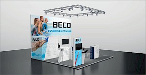 CAD-Visualisierung: Perspektivische Ansicht eines Messestands für die Firma Beco auf der Messe Ispo 2020 in Weiß und Blau. Über dem Stand hängt eine quadratische Traverse mit zahlreichen Scheinwerfern. Die Rückwand zeigt ein Foto von drei Personen im Wasser mit dem BECO-Logo und dem Schriftzug „#WE LOVE AQUASPORTS", daneben das Foto eines Schwimmers. In der Mitte eine weiße Slatwall mit BECO-Sealife-Logo und ein Monitor, rechts eine blaue Stele mit der Aufschrift Aquatic Fitness. Der Boden ist dunkel gehalten. CAD-Visualisierung erstellt von Torsten Kraus.