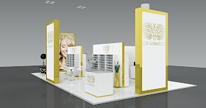 CAD-Visualisierung: Perspektivische Ansicht eines Messestands für die Firma CFB Cosmetics, gehalten in Weiß mit goldfarbenen Rahmen und Akzenten. Mehrere hohe, weiße Leuchtstelen mit goldenem Rahmen tragen das ornamentale CFB-Cosmetics-Logo in Form eines stilisierten Schmetterlings. Eine Stele zeigt das Foto einer lächelnden blonden Frau. In der Mitte weiße Regale mit vielen kleinen Fächern und eine Theke mit CFB-Logo. Dazu ein schwarzer Studioscheinwerfer auf Stativ, weiße Barhocker und goldfarbene Vasen mit Gräsern. Der glänzende Boden spiegelt den Stand. CAD-Visualisierung erstellt von Torsten Kraus.