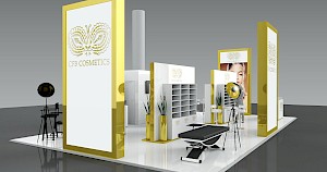 CAD-Visualisierung: Perspektivische Gesamtansicht eines Messestands für die Firma CFB Cosmetics in Weiß mit goldfarbenen Rahmen und Akzenten. Mehrere hohe Leuchtstelen mit goldenem Rahmen zeigen das ornamentale CFB-Cosmetics-Logo sowie das Foto einer Frau bei der Kosmetikanwendung. In der Mitte weiße Regale mit vielen Fächern, goldfarbene Vasen mit Gräsern und eine schwarze Behandlungsliege. Schwarze Studioscheinwerfer auf Stativen sorgen für Akzentlicht, der glänzende weiße Boden spiegelt den Stand. CAD-Visualisierung erstellt von Torsten Kraus.