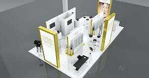 CAD-Visualisierung: Erhöhte Übersichtsansicht eines Messestands für die Firma CFB Cosmetics in Weiß mit goldfarbenen Rahmen. Zu sehen sind mehrere goldgerahmte Leuchtstelen mit dem ornamentalen CFB-Cosmetics-Logo und dem Foto einer Frau bei der Anwendung, dazu weiße Regale mit Fächern, abgetrennte Räume, goldfarbene Vasen mit Gräsern, eine schwarze Behandlungsliege sowie schwarze Studioscheinwerfer auf Stativen. Der glänzende weiße Boden spiegelt die Aufbauten. CAD-Visualisierung erstellt von Torsten Kraus.