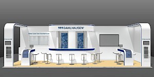 CAD-Visualisierung: Frontalansicht eines Messestands für die Firma Dahlhausen in Weiß mit blauen Akzenten. Zwei geschwungene weiße Torbögen mit blauen Kanten flankieren den Stand, in der Mitte eine runde Blende mit dem DAHLHAUSEN-Logo über einer geschwungenen Theke mit Barhockern. Dahinter Wandflächen mit blauem Blasenmuster, links der blaue Schriftzug „Alles Gute fürs Krankenhaus" und eine Vitrine, rechts ein großer Monitor. Der Boden ist in heller Holzoptik gehalten. CAD-Visualisierung erstellt von Torsten Kraus.