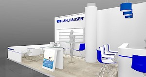 CAD-Visualisierung: Blick in den Innenbereich eines Messestands für die Firma Dahlhausen in Weiß mit blauen Akzenten. An der Rückwand das blaue DAHLHAUSEN-Logo über einer hinterleuchteten Slatwall, davor eine graue Personenfigur. Eine weiße Rundsäule steht im Raum, von der Decke hängen blaue zylindrische Pendelleuchten. Rechts durchscheinende blaue Stühle an einer weißen Theke, links weitere weiße Sitzmöbel und ein Info-Aufsteller mit Produktinformationen. Der Boden ist in heller Holzoptik gehalten. CAD-Visualisierung erstellt von Torsten Kraus.