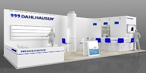 CAD-Visualisierung: Perspektivische Ansicht eines Messestands für die Firma Dahlhausen in Weiß mit blauen Akzenten. Links oben das blaue DAHLHAUSEN-Logo über einer hinterleuchteten weißen Slatwall, an der eine graue Personenfigur steht. In der Mitte eine weiße Rundsäule, von der Decke hängen drei blaue Pendelleuchten. Davor eine niedrige weiße Theke mit DAHLHAUSEN-Logo, ein Info-Aufsteller sowie durchscheinende blaue Stühle an Stehtischen. Rechts ein Monitor mit Produktabbildung und eine weitere Personenfigur. Der Boden ist in heller Holzoptik gehalten. CAD-Visualisierung erstellt von Torsten Kraus.
