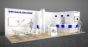 CAD-Visualisierung: Weite perspektivische Ansicht eines Messestands für die Firma Dahlhausen in Weiß mit blauen Akzenten. Links oben das blaue DAHLHAUSEN-Logo, darunter eine gerahmte Produktdarstellung an der Wand, vor der eine graue Personenfigur mit ausgestrecktem Arm steht. Eine weiße Rundsäule steht mittig, von der Decke hängen drei blaue Pendelleuchten. Im Vordergrund weiße Loungesessel mit Tischen, dahinter durchscheinende blaue Stühle an einer geschwungenen Theke und ein Info-Aufsteller mit einem Medizingerät. Rechts ein Monitor und eine weitere Personenfigur. Der Boden ist in heller Holzoptik gehalten. CAD-Visualisierung erstellt von Torsten Kraus.