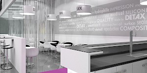CAD-Visualisierung: Blick in den Lounge- und Barbereich eines Messestands für die Firma Detax in Weiß und Grau mit pinkfarbenem Akzent. Den Raum trennt ein durchscheinender Vorhang aus silbernen Fäden ab, durch den man hindurchsieht. Die Rückwand zeigt ein großflächiges Wortmuster mit Begriffen wie hydrophilic, IMPRESSION, medical SILICONES, QUALITY, DETAX und COMPOSITE. Von der Decke hängen zylindrische weiße Lampenschirme mit DETAX-Logo. Im Raum stehen schwarz-weiße runde Sitzschalen, weiße Barhocker sowie eine weiße Theke mit dunkler Deckplatte und Wasserhahn. CAD-Visualisierung erstellt von Torsten Kraus.