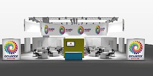 CAD-Visualisierung: Frontalansicht eines Messestands für das Land Ecuador, Auftritt von ProEcuador, in Weiß mit bunten Akzenten. Eine geschwungene Traverse trägt eine umlaufende Blende mit dem mehrfach wiederholten Logo ecuador ama la vida und seiner spiralförmigen Farbrosette. Links und rechts zwei große beleuchtete Wände mit demselben Logo. Im Inneren viele weiße Beratungstische mit schwarzen Stühlen, mittig ein olivgrüner Block mit Monitor und PRO-ECUADOR-Logo über einer türkisfarbenen Theke, davor ein kreisrundes Bodenelement in Regenbogenfarben. CAD-Visualisierung erstellt von Torsten Kraus.