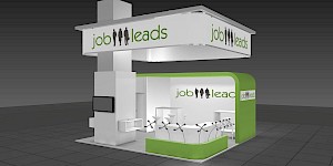 CAD-Visualisierung: Perspektivische Ansicht eines Messestands für die Firma JobLeads in Weiß mit grünen Akzenten. Ein großes, auskragendes Dach trägt auf der Blende das Logo job leads, bei dem drei Personensilhouetten zwischen den Wörtern stehen. Eine geschwungene grüne Seitenwand zeigt dasselbe Logo, ebenso die weiße Rückwand. Darunter eine weiße Theke mit filigranen schwarzen Barhockern und ein Monitor an einer weißen Säule. Der Boden ist neutral grau gehalten. CAD-Visualisierung erstellt von Torsten Kraus.
