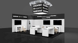 CAD-Visualisierung: Perspektivische Ansicht eines Messestands für die Firma Koamtac auf der Messe Eurocis 2023, gehalten in Schwarz und Weiß mit grünen Akzenten. Über dem Stand hängt an einer quadratischen Traverse mit Scheinwerfern ein schwarzer, unten leuchtender Würfel mit den Logos KOMSA, KOAMTAC und SAMSUNG. Auf der schwarzen Blende steht „Samsung accessories powered by KOAMTAC, managed by KOMSA". An den weißen Wänden hängen mehrere schwarze Monitore, davor stehen weiße Beratungstische mit KOAMTAC- und SAMSUNG-Logo, weiße Barhocker mit Holzbeinen und Stehtische. Der Boden ist schwarz und spiegelnd. CAD-Visualisierung erstellt von Torsten Kraus.