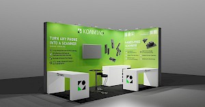 CAD-Visualisierung: Frontalansicht eines Messestands für die Firma Koamtac auf der Messe Eurocis 2023 in Grün, Schwarz und Weiß. Die grüne Rückwand trägt das KOAMTAC-Logo, die Schriftzüge „Turn any phone into a scanner" und „Hands-free scanning" mit Aufzählungen von Produktvorteilen sowie Fotos von Barcode-Scannern und einen Monitor. Davor stehen weiße Theken mit KOAMTAC-Logo, ein schwarzer Stehtisch und schwarze Barhocker. Der Boden ist dunkel gehalten. CAD-Visualisierung erstellt von Torsten Kraus.