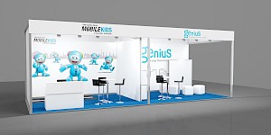 CAD-Visualisierung: Perspektivische Ansicht eines Messestands für die Initiativen MobileKids und genius von Mercedes-Benz, in Weiß mit blauem Teppichboden. Auf der Blende stehen die Schriftzüge Mercedes-Benz MobileKids – A Daimler Initiative sowie genius – Die junge WissensCommunity von Daimler. Im linken Bereich zeigt die Rückwand blaue Roboter-Maskottchen von MobileKids vor einer Stadtsilhouette, davor eine weiße Theke, schwarze Barhocker und ein Stehtisch. Der rechte Bereich trägt das blaue genius-Logo und eine gezeichnete Skyline, dazu weiße Würfelhocker und ein Stehtisch. CAD-Visualisierung erstellt von Torsten Kraus.