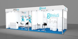 CAD-Visualisierung: Perspektivische Gesamtansicht eines Messestands für die Initiativen MobileKids und genius von Mercedes-Benz, in Weiß mit blauem Teppichboden. Links der Bereich MobileKids mit den Schriftzügen Mercedes-Benz MobileKids – A Daimler Initiative, blauen Roboter-Maskottchen und einer weißen Theke mit schwarzen Barhockern. Rechts der Bereich genius mit großem blauem genius-Logo, dem Zusatz Die junge WissensCommunity und einer gezeichneten Skyline; davor weiße Würfelhocker, ein Stehtisch und schwarze Barhocker. CAD-Visualisierung erstellt von Torsten Kraus.