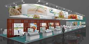 CAD-Visualisierung: Perspektivische Ansicht eines großen Messestands für Pangasius, Seafood aus Vietnam, in Weiß mit türkisfarbenem Boden und rotbraunen Wandelementen. Über dem Stand hängt ein ovaler Leuchtkörper mit appetitlichen Fotos von Fischfilets und dem Logo Pangasius mit dem Zusatz „your everyday fish", dahinter der Schriftzug „Seafood from Vietnam". Eine rotbraune Lattenwand trägt mehrere beleuchtete Produkttafeln. Davor reihen sich weiße Kühltheken mit durchsichtigen gewölbten Glashauben. Links eine Sitzgruppe mit weißen Tischen und Stühlen; eine graue Personenfigur dient als Maßstab. CAD-Visualisierung erstellt von Torsten Kraus.