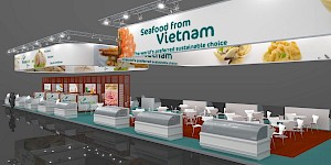 CAD-Visualisierung: Perspektivische Ansicht eines großen Messestands für Pangasius, Seafood aus Vietnam, in Weiß mit türkisfarbenem Boden. Ein großer ovaler Leuchtkörper trägt den Schriftzug „Seafood from Vietnam" mit dem Zusatz „The world's preferred sustainable choice" sowie Fotos von Garnelen und Fischgerichten. Entlang einer rotbraunen Wand mit Produkttafeln stehen weiße Kühltheken mit durchsichtigen Glashauben. Rechts eine Sitzgruppe mit weißen Stehtischen und Stühlen auf orangefarbenem Teppich. CAD-Visualisierung erstellt von Torsten Kraus.
