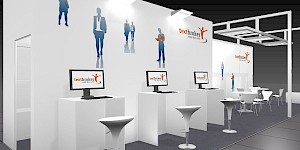 CAD-Visualisierung: Perspektivische Ansicht eines Messestands für die Firma Textbroker in Weiß mit orangefarbenen und blauen Akzenten. Die weißen Wände zeigen blaue Silhouetten von Geschäftsleuten und mehrfach das Logo textbroker mit dem Zusatz „Jedes Wort zählt". Auf weißen Pulten stehen Monitore mit dem Textbroker-Logo, davor weiße Barhocker. Rechts ein Sitzbereich mit weißen Tischen und Stühlen unter einem weißen Deckenrahmen; der Boden ist grau gehalten. CAD-Visualisierung erstellt von Torsten Kraus.