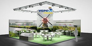 CAD-Visualisierung: Perspektivische Ansicht eines Messestands für die Firma Vepo Cheese, einen niederländischen Käseanbieter, mit grünem Kunstrasenboden. Über dem Stand spannt sich ein quadratisches Traversengerüst mit Scheinwerfern, mittig hängt ein Banner mit dem Logo VEPO cheese. Die Rückwand zeigt ein großes Foto einer Windmühle, die Seitenwände niederländische Landschaftsfotos mit Wiesen, Kanal und kleinen Niederlande-Flaggen. Auf dem grünen Boden stehen weiße Tische mit Stühlen, Barhocker sowie eine Kühltheke mit durchsichtiger Glashaube. Rechts dient eine graue Personenfigur als Maßstab. CAD-Visualisierung erstellt von Torsten Kraus.