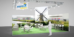 CAD-Visualisierung: Perspektivische Ansicht eines Messestands für die Firma Vepo Cheese, einen niederländischen Käseanbieter, mit grünem Kunstrasenboden. An einer schräg gestellten Traverse mit Scheinwerfern hängt ein Banner mit dem Logo VEPO cheese. Die Wände zeigen niederländische Landschaftsfotos mit einer großen Windmühle, Wiesen und mehreren kleinen Niederlande-Flaggen. Auf dem grünen Boden stehen weiße Tische mit Stühlen, Stehtische mit Barhockern und eine Kühltheke mit durchsichtiger Glashaube. Eine graue Personenfigur dient als Maßstab. CAD-Visualisierung erstellt von Torsten Kraus.