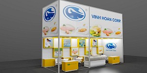 CAD-Visualisierung: Perspektivische Ansicht eines Messestands für die Firma Vinh Hoan Corp, einen vietnamesischen Fischanbieter, in Weiß mit gelben Akzenten. Auf der oberen weißen Blende prangt das große blaue Fisch-Logo mit dem Schriftzug VINH HOAN CORP. sowie Fotos von Fischfilets und Gerichten. Darunter zeigen gelb gerahmte Leuchttafeln Bilder von Produktion und Speisen. Gelbe Theken mit dem Firmenlogo, weiße Tische mit Stühlen und eine weiße Kühltheke mit durchsichtiger Glashaube stehen auf dem dunklen Boden. CAD-Visualisierung erstellt von Torsten Kraus.