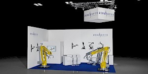 CAD-Visualisierung: Perspektivische Ansicht eines Messestands für die Firma Zeilhofer Handhabungstechnik in Weiß mit blauem Teppichboden vor dunklem Hintergrund. Über dem Stand hängt an einer Traverse mit Scheinwerfern ein weißer Würfel mit dem mehrfachen ZEILHOFER-Logo. Die weißen Wände tragen das ZEILHOFER-Logo, schwarze Grafiken von Roboterarmen sowie ein gerahmtes Bild. Im Stand stehen zwei große gelbe Industrie-Roboterarme auf Sockeln, dazu eine weiße Theke mit schwarzen Barhockern. Die Scheinwerfer werfen sichtbare Schatten auf die weißen Flächen. CAD-Visualisierung erstellt von Torsten Kraus.